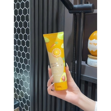 Sữa Tắm Trắng Da Men Trái Cây Queenie Skin (200ML)